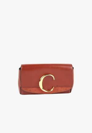 Pochette en cuir marron avec une grande boucle dorée en forme de "C" sur le rabat avant, avec des panneaux en cuir lisse et en daim.