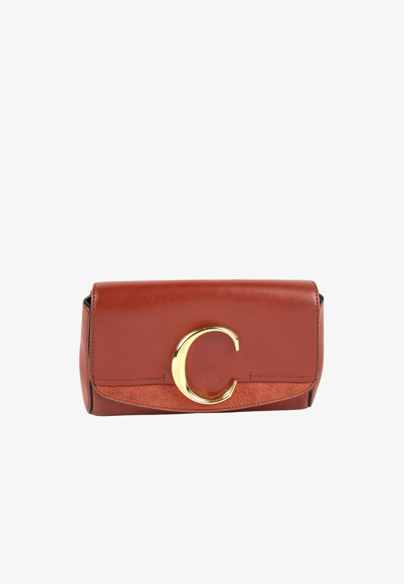 Pochette en cuir marron avec une grande boucle dorée en forme de "C" sur le rabat avant, avec des panneaux en cuir lisse et en daim.