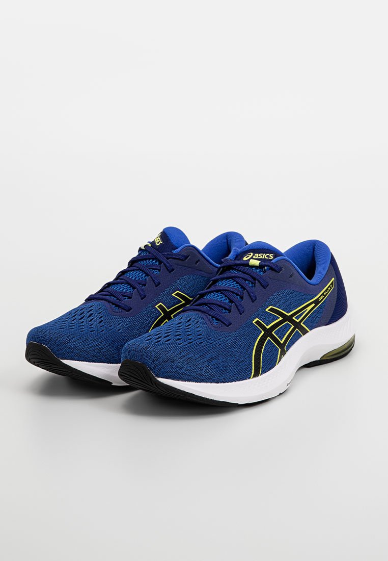 Une paire de chaussures de course Asics bleues avec des logos noirs et jaunes, des semelles blanches et des semelles extérieures noires sur un fond clair.