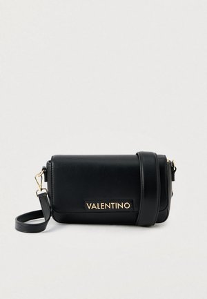 Borsa a tracolla in pelle nera con logo "VALENTINO" dorato, patta superiore e tracolla regolabile con fibbie per una chiusura sicura.