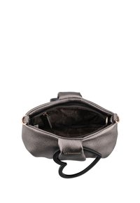 Borsa a mano in pelle grigia metallizzata con superficie testurizzata, dotata di manico a forma di cuore nero e compartimento principale con cerniera.