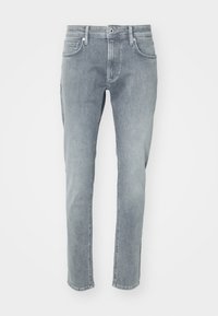 Jeans de denim gris claro con un diseño de pierna recta, que cuentan con una cremallera, cinco bolsillos y un sutil desgastado en la parte frontal.