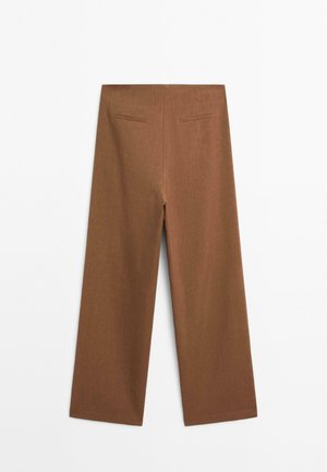 Pantalons larges marron en matériau texturé, dotés de deux poches arrière et d'une finition soignée à l'ourlet.