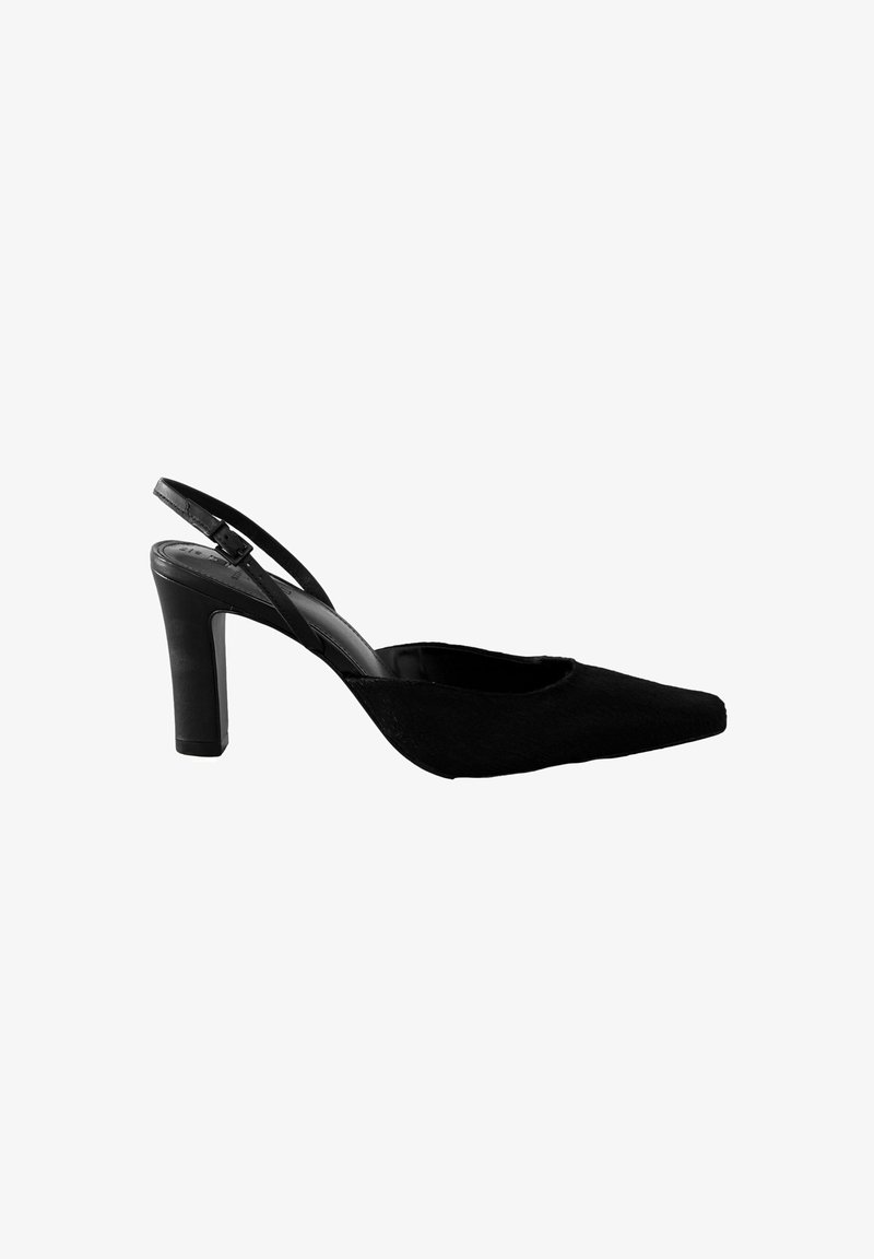 Sorte slingback højhælede sko med spids tå og struktureret overdel. Har en slank ankelrem og en kraftig hæl for stabilitet.