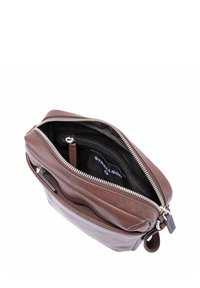 Borsa in pelle marrone con chiusura a cerniera, caratterizzata da un interno nero e più scomparti per l'organizzazione. Texture liscia e forma compatta.