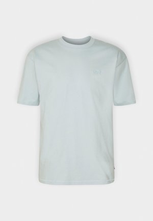 T-shirt bleu clair à manches courtes et col rond, avec petit logo Levi's brodé sur le côté gauche de la poitrine.