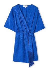 Robe bleu à manches courtes, en tissu texturé, taille cintrée, détail en nœud et ourlet frangé.