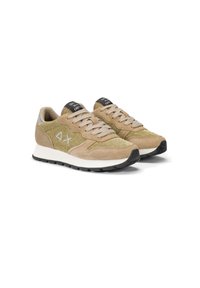 Scarpe da ginnastica beige con superficie testurizzata, dettagli in suede, intersuola bianca e lacci neri. Presentano un logo sulla linguetta e sul lato.