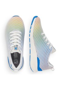 Baskets de sport blanches en maille avec un motif de points dégradés colorés, des accents bleus et des lacets blancs. Elles disposent d'une semelle rembourrée et d'un design respirant.