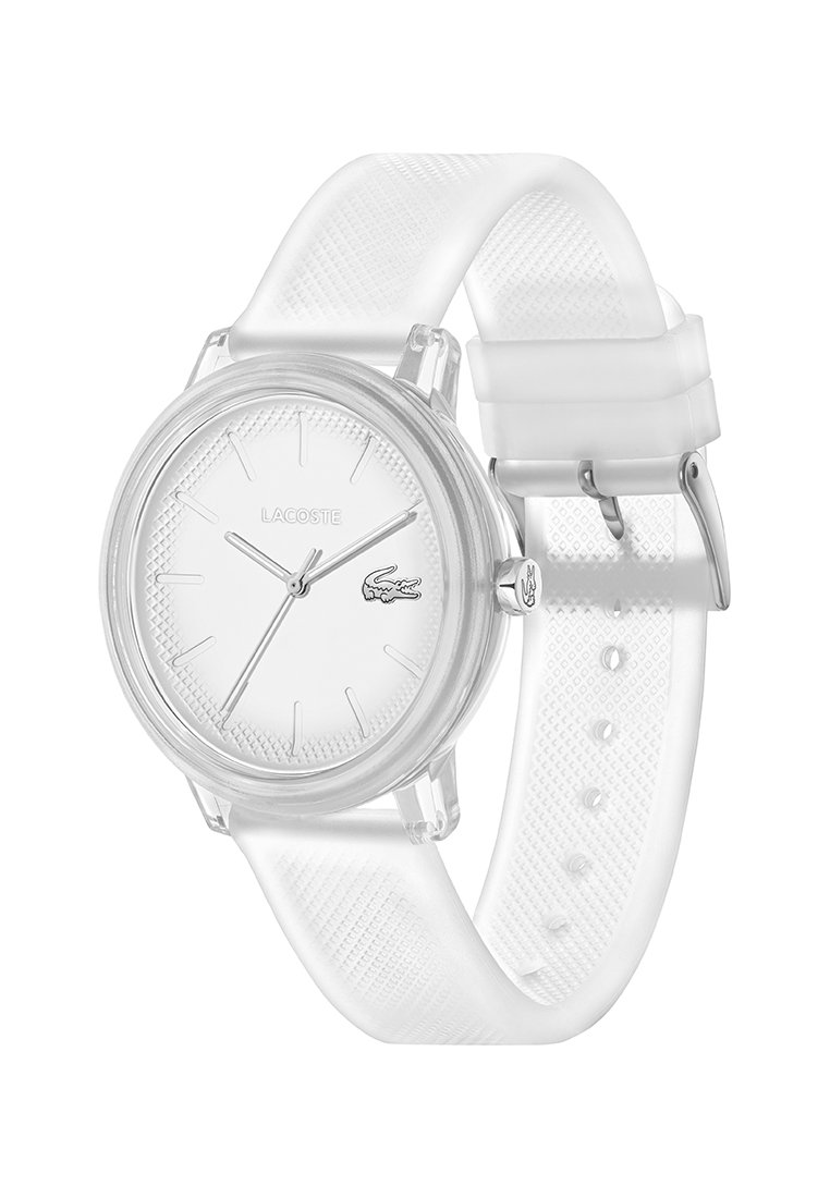 Reloj de plástico transparente con una correa de silicona blanca texturizada, esfera minimalista, agujas plateadas y el logo de Lacoste en la carátula.