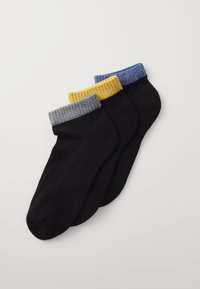 Tre par sorte sokker med farvede teksturerede manchetter i grå, gul og blå. Materialet ser blødt ud, designet er ankel-længde og enkelt.
