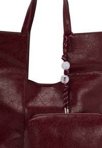 Borsa a spalla in pelle bordeaux con finitura texturizzata. Caratterizzata da un piccolo scomparto con zip e accenti decorativi in perline su un cordino.