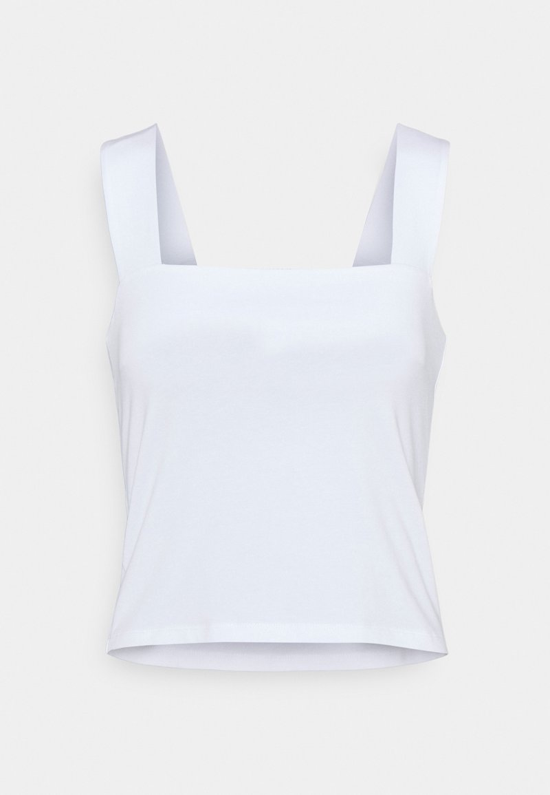 Top court blanc avec des bretelles larges et plates et un décolleté carré. Fabriqué en tissu lisse avec un léger éclat et sans motifs visibles.