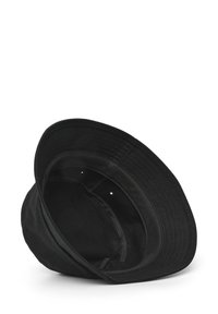 Cappello di cotone nero con una visiera ampia, dotato di una fodera interna liscia e fori di ventilazione. L'esterno è semplice, senza ulteriori motivi.