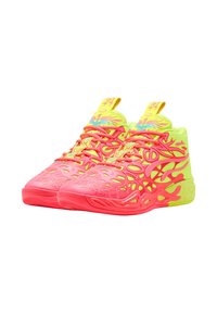 Zapatillas deportivas de caña alta en rosa brillante y amarillo neón. Parte superior texturizada con diseños recortados y cordones rosas. Suela de goma con patrón antideslizante.