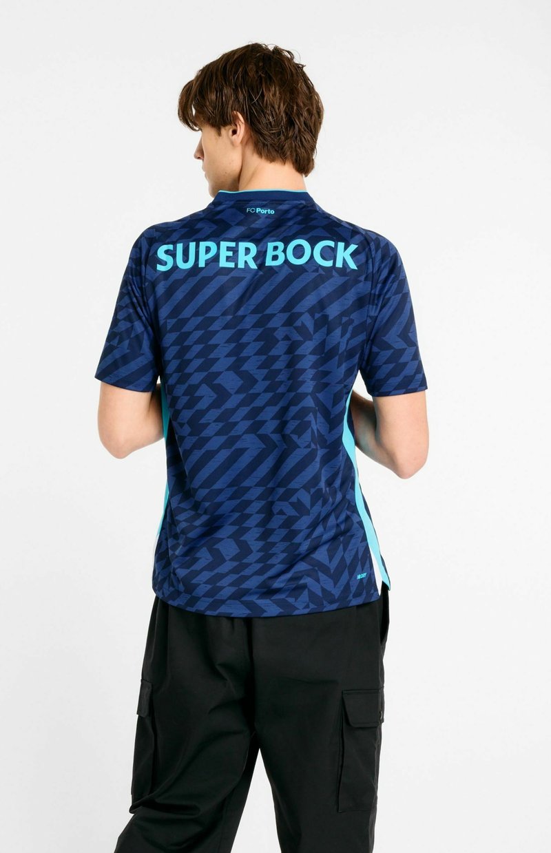 Granatowa i niebieska sportowa koszulka z krótkim rękawem, ozdobiona wyrazistym napisem "SUPER BOCK" z tyłu, o dopasowanym kroju.
