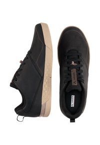 Zwarte sport schoenen met een gestructureerd oppervlak, geperforeerde details, beige zool en hexagonale ontwerpelementen. Voorzien van traditionele veters voor sluiting.