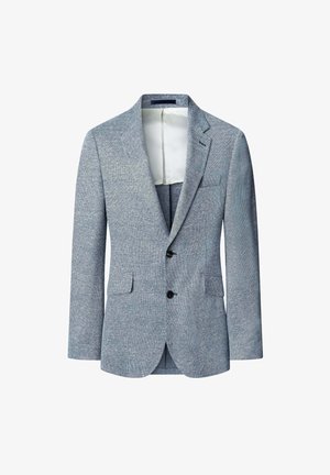 Blazer texturizado azul claro con solapas de muesca, dos bolsillos frontales y tres botones negros. Interior forrado con una tela más clara.