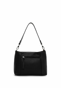 Musta nahkainen käsilaukku, jossa on teksturoitu pinta, yläkahva ja etutasku vetoketjulla. Kompakti suorakaiteen muotoinen malli hopeisilla metalliosilla.