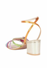 Sandalo multicolore con cinturini, che presenta cinturini lucidi verdi, rosa e blu, un tacco a blocco dorato e una cinghia alla caviglia arancione regolabile.