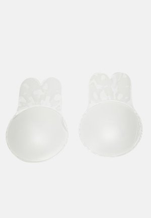 Copas de sutiã de silicone transparentes com um topo em forma de coração, apresentando uma superfície lisa e uma forma arredondada, projetadas para suporte discreto.