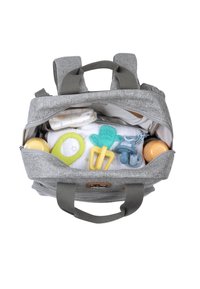 Grijze stoffen luiertas met dubbele handgrepen, geopend om luiers, een zachte wikkeldeken en kleurrijke plastic speelgoedjes in groen, blauw en geel te onthullen.