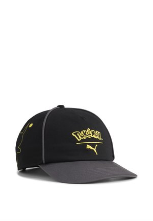 Gorra de béisbol negra y gris con el logo amarillo de Pokémon y el emblema del gato Puma en el frente, con costura del contorno de Pikachu en el lateral.