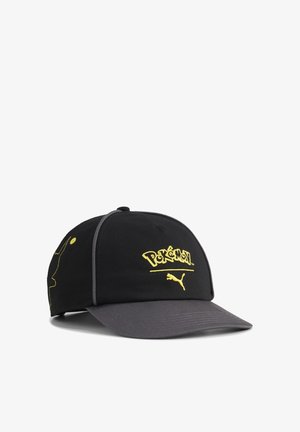 Czarna i szara czapka baseballowa z żółtym logo Pokémon i emblem Puma kota z przodu, z przeszyciem konturu Pikachu po boku.