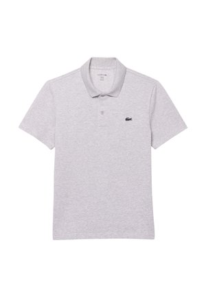 Polo de color gris claro hecho de una mezcla de algodón, con una tapeta de tres botones y un pequeño logo en azul marino en el lado izquierdo del pecho. Mangas cortas.