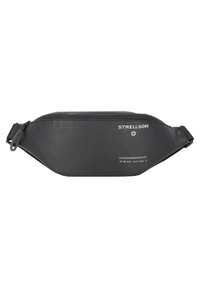 Čierny bum bag vyrobený z textúrovaného materiálu, s uzatváraním na zips, nastaviteľným popruhom a bielymi akcentmi loga a textu na prednej strane.