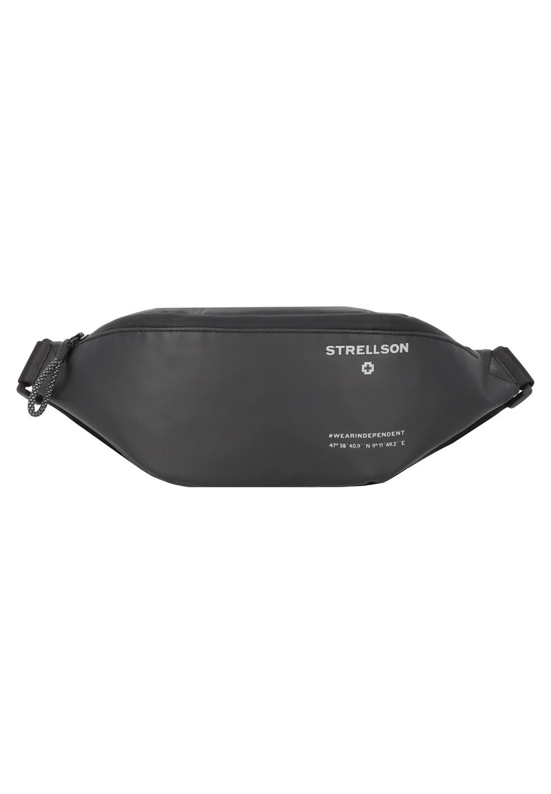 Čierny bum bag vyrobený z textúrovaného materiálu, s uzatváraním na zips, nastaviteľným popruhom a bielymi akcentmi loga a textu na prednej strane.