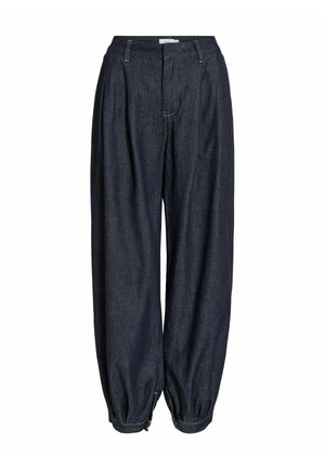 Pantalon large en denim bleu foncé avec plis, taille haute, passants pour ceinture et bas élastiqués fermés par des boutons.