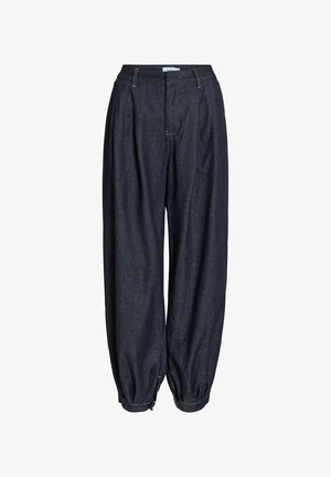 Tumši zili plati džinsa platā bikses ar krokām, augstu jostasvietu, jostas cilpām un elastīgiem aprocēm, kas aiztaisītas ar pogām.