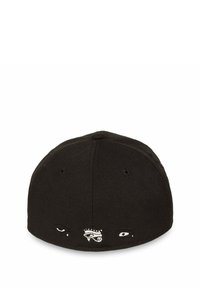 Gorra de béisbol negra con diseños de ojos bordados en blanco en la parte trasera. Fabricada con tela con una forma estructurada y construcción de cinco paneles.