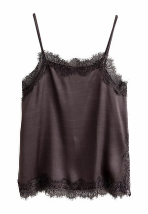 Čierna saténová kamizola s čipkovanou lemovkou na výstrihu, pod pazuchami a na leme, s tenkými ramienkami a hladkou, prúdiacou textúrou látky.