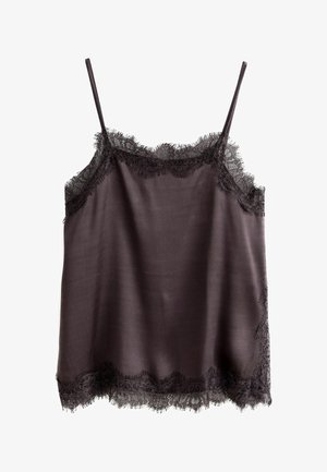Czarna satynowa koszulka na ramiączkach z koronkową lamówką na dekolcie, pod pachami i na dole, z cienkimi ramiączkami na ramionach i gładką, lejącą się fakturą tkaniny.