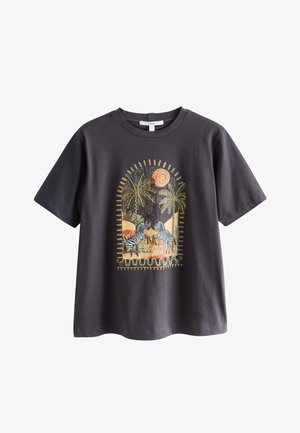 Tumehall T-särk, millel on graafika kahest vastamisi seisvast sebrast palmide all, stiliseeritud päike ja abstraktne kõrbeline maastik kaaren sees.