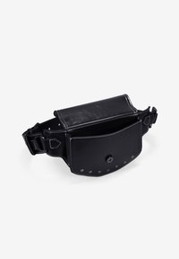 Riñonera de piel negra con una solapa frontal, costuras blancas en contraste y un cierre de botón a presión. Presenta una correa con hebilla ajustable.