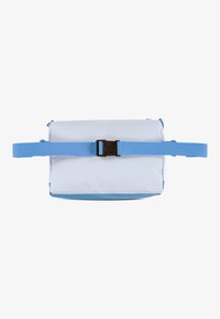 Ορθογώνια λευκή και μπλε τσάντα με υφή, ρυθμιζόμενη μπλε φάσα και μαύρη πόρπη στο κέντρο. Απλός, μίνιμαλ σχεδιασμός.