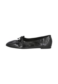 Bailarinas negras de piel texturizada. Presentan un dedo del pie redondeado y un lazo decorativo. Diseño sencillo con una suela baja y plana.
