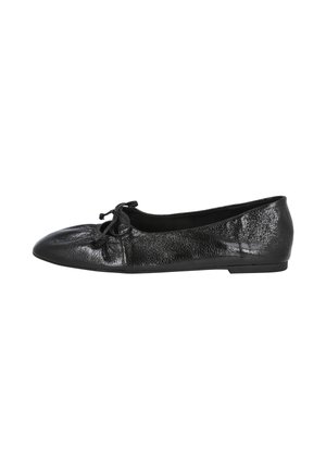Bailarinas negras de piel texturizada. Presentan un dedo del pie redondeado y un lazo decorativo. Diseño sencillo con una suela baja y plana.