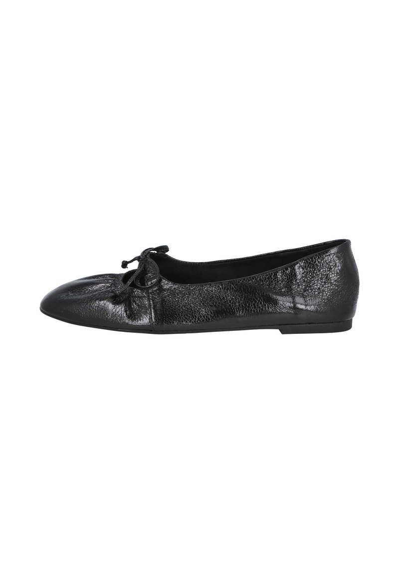 Bailarinas negras de piel texturizada. Presentan un dedo del pie redondeado y un lazo decorativo. Diseño sencillo con una suela baja y plana.