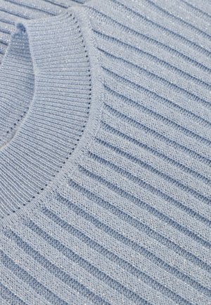  Lichtblauwe gebreide trui met horizontale ribbeltextuur en subtiele glans, met een ronde hals en een zachte, flexibele stof.