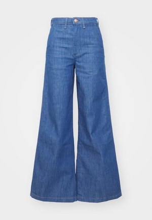 Jean large en denim bleu moyen avec une taille haute, dotée d'une fermeture à bouton, de deux poches avant et d'une texture lisse.