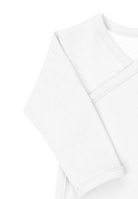 Białe bawełniane body z długim rękawem i kopertowym fasonem. Posiada przeszywane szwy oraz miękką, gładką fakturę. Bez wzorów i zdobień.