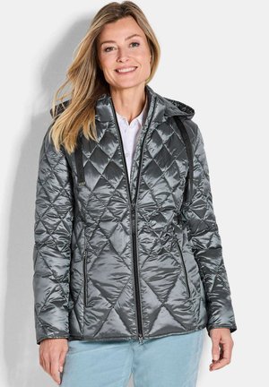 Gequilted grijze pufferjack met een glanzende afwerking, ritssluiting en capuchon. Beschikt over zijzakken en een getailleerd design.