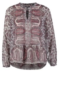 Durchsichtige Bluse mit langen Ärmeln, einem V-Ausschnitt und einem Paisleymuster in Rottönen und Dunkelgrau auf einem hellen Hintergrund. Mit einem Peplum-Saum.