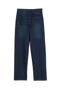 Jean en denim bleu foncé avec une coupe droite. Il dispose de deux poches arrière, d'une ceinture avec passants et d'une texture lisse.
