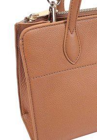 Bruine leren handtas met een gestructureerd oppervlak, uitgerust met een bovenrits en een korte handgreep. Opvallende stiksels langs de randen.