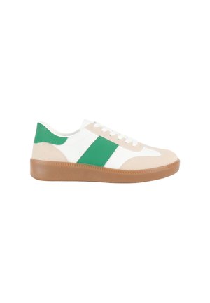 Baskets avec un corps en cuir blanc, des accents verts, une boîte à orteils en daim beige et une semelle en caoutchouc brun texturé. Elles présentent un design classique à lacets.